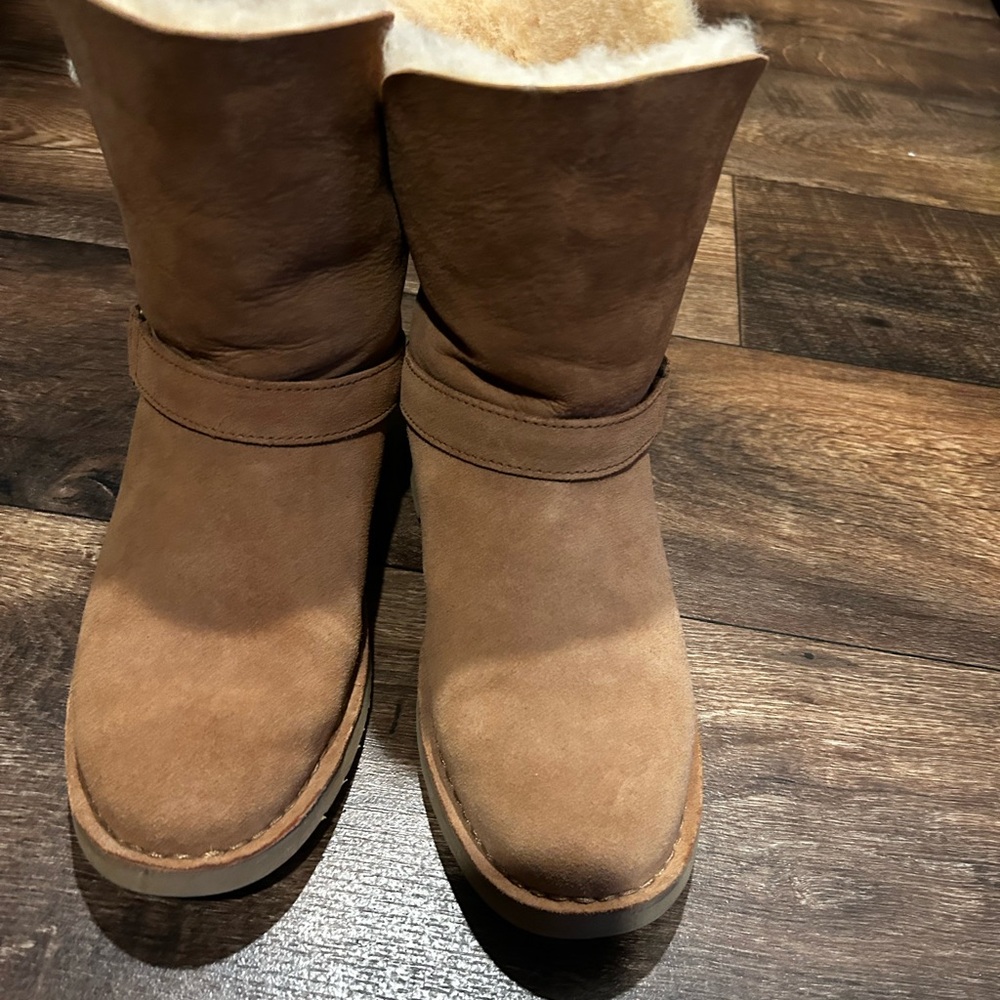 Women's Tan Shearling-Lined Boots